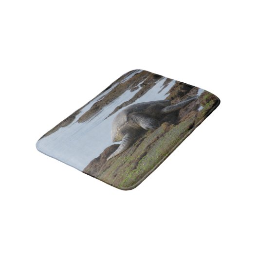 Schildkröte, die auf den Felsen stillsteht Badematte (Schrägansicht)