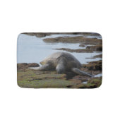 Schildkröte, die auf den Felsen stillsteht Badematte (Vorderseite)