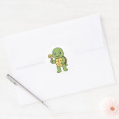 Schildkröte hält eine Blume Runder Aufkleber (Umschlag)