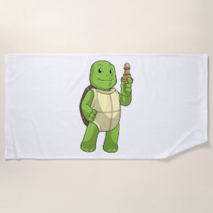 Schildkröte im Schach mit gestapeltem Schach Strandtuch