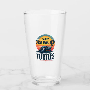 Schildkröte leicht abgelenkt von Schildkröten Meer Glas