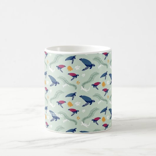 Schildkröte-Schwimmen mit Fischmusterentwurf v2 Kaffeetasse (Mittel)