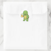 Schildkröte trinkt Bier Runder Aufkleber (Tasche)