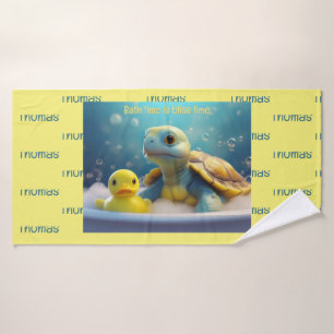 Schildkröte und Gummiente im Bad mit individuellem Badehandtuch