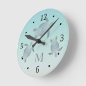 Schildkröten Beach Style Silver Türkis Monogram Runde Wanduhr (Winkel)