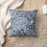 Schildkrötenblauer Weißwald Naturtier Kissen<br><div class="desc">Meine verzierte, blau-weiße Holzkunst wird von alten asiatischen Chinoiserie- und Delft-Töpfermotiven inspiriert. Klassisch blau und weiß ist immer stilvoll, innen und außen. Eine Vielfalt von Tieren macht dies zu einer einzigartigen und skurrilen Sammlung, die die Jahreszeiten überspannt. Dieses Kissen hat eine Kiste Schildkröte und Schnecke in einem fantasievollen Wald. Originelles...</div>