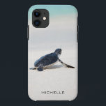 Schildkrötenstrasse Personalisierter Name | Art Case-Mate iPhone Hülle<br><div class="desc">Dieses Design ist mit einer Babyschildkröte ausgestattet,  die es nach dem geborenen Leben zum Ozean macht. Anpassen,  indem Sie den Text im Textfeld bearbeiten oder Text ohne Namen löschen. #turtle #Meereswelt #ocean #seaturtle #leatherback #beach #Meereswelt #personalisiert #iPhonecase</div>