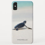 Schildkrötenstrasse Personalisierter Name | Art Case-Mate iPhone Hülle<br><div class="desc">Dieses Design ist mit einer Babyschildkröte ausgestattet,  die es nach dem geborenen Leben zum Ozean macht. Anpassen,  indem Sie den Text im Textfeld bearbeiten oder Text ohne Namen löschen. #turtle #seacreature #ocean #seaturtle #leatherback #beach #Meereswelt #personalisiert</div>