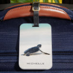 Schildkrötenstrasse Personalisierter Name | Art Gepäckanhänger<br><div class="desc">Dieses Design ist mit einer Babyschildkröte ausgestattet,  die es nach dem geborenen Leben zum Ozean macht. Anpassen,  indem Sie den Text im Textfeld bearbeiten oder Text ohne Namen löschen. #turtle #Meereswelt #ocean #seaturtle #leatherback #beach #beach #Meereswelt #personalisiert #name #luggagetag #travel #travel #travelaccessories #bagtags #accessories</div>
