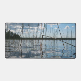 Schilf und Reflexionen am Rice Lake Schreibtischunterlage