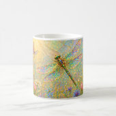 Schillernde Libellenwiese mit Schmetterling Kaffeetasse (Mittel)
