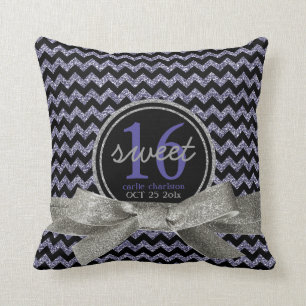 Schillernder lila Zickzack personalisierter Bonbon Kissen