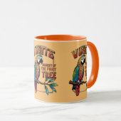 Schimmernde Perch: Lebhafter Papagei auf Obstbaum Tasse (VorderseiteRechts)