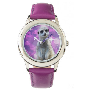 Schimmernder Charme: Meerkat auf rosa Bokeh Hinter Armbanduhr