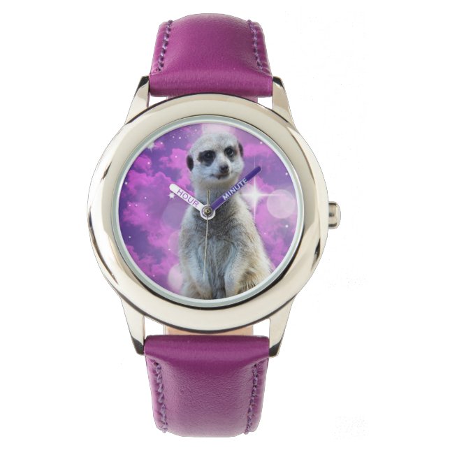 Schimmernder Charme: Meerkat auf rosa Bokeh Hinter Armbanduhr (Vorderseite)