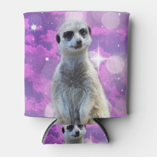 Schimmernder Charme: Meerkat auf rosa Bokeh Hinter Dosenkühler (Vorderseite)