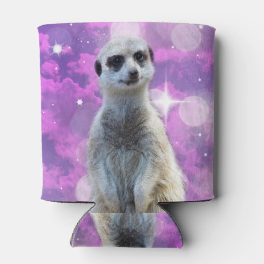 Schimmernder Charme: Meerkat auf rosa Bokeh Hinter Dosenkühler (Rückseite)