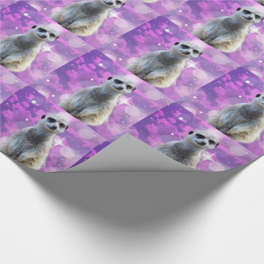 Schimmernder Charme: Meerkat auf rosa Bokeh Hinter Geschenkpapier (Ecke)