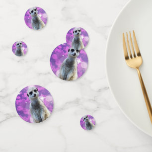 Schimmernder Charme: Meerkat auf rosa Bokeh Hinter Konfetti