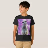 Schimmernder Charme: Meerkat auf rosa Bokeh Hinter T-Shirt (Vorne ganz)