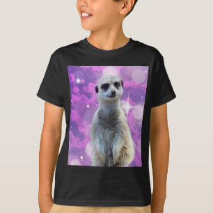 Schimmernder Charme: Meerkat auf rosa Bokeh Hinter T-Shirt