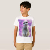 Schimmernder Charme: Meerkat auf rosa Bokeh Hinter T-Shirt (Vorne ganz)