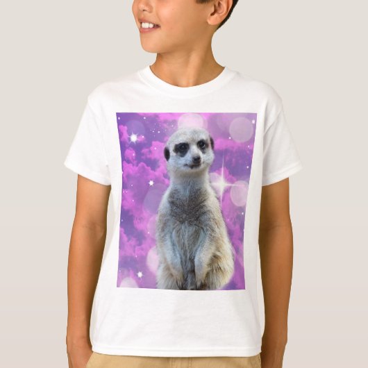 Schimmernder Charme: Meerkat auf rosa Bokeh Hinter T-Shirt (Vorderseite)