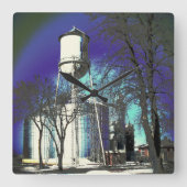 Schimmernder Wasserturm Quadratische Wanduhr (Vorderseite)