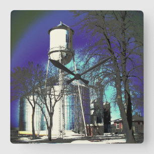 Schimmernder Wasserturm Quadratische Wanduhr