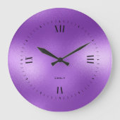 Schimmerndes Lila Hintergrundmonogramm Große Wanduhr (Vorderseite)