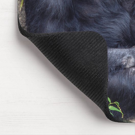 Schimpanse lehnt sich auf Felsen Mousepad (Ecke)