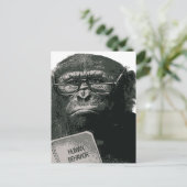 Schimpanse liest postkarte (Stehend Vorderseite)