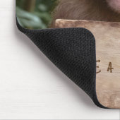 Schimpanse mit Holzschild Mousepad (Ecke)