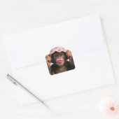 Schimpanse mit rosa Lippenstift Quadratischer Aufkleber (Umschlag)