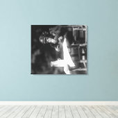 Schimpanse sitzt am Tisch im Nationalpark Leinwanddruck (Insitu (Holzboden))