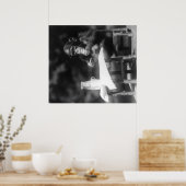 Schimpanse sitzt am Tisch im Nationalpark Poster (Küche)