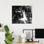 Schimpanse sitzt am Tisch im Nationalpark Poster (Heimbüro)