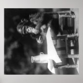 Schimpanse sitzt am Tisch im Nationalpark Poster (Vorne)