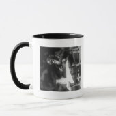 Schimpanse sitzt am Tisch im Nationalpark Tasse (Links)