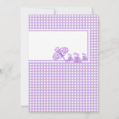 Schirme und Geschenke Violett Brautparty Einladung (Rückseite)