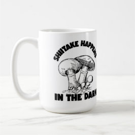 Schitake passiert im Dunkeln Kaffeetasse