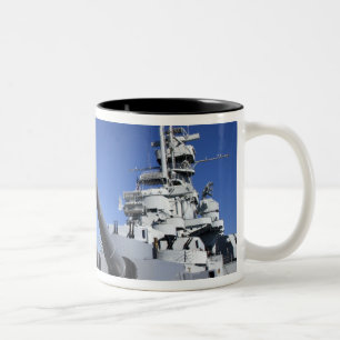 Schlachtschiff USS Alabama am Battleship Memorial Zweifarbige Tasse