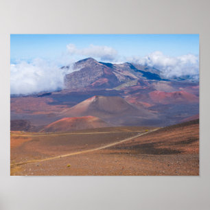 Schlackenkegel und Berge im Haleakala-Krater Poster