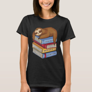 Schlaf auf einem Fach der Bücher T-Shirt