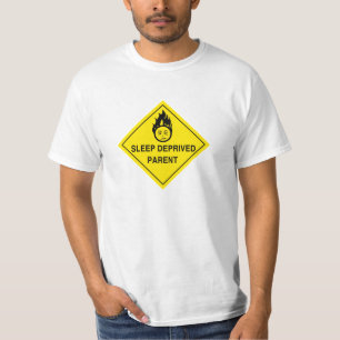 Schlaf beraubtes Elternteil - grundlegendes weißes T-Shirt