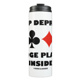 Schlaf-Depriep-Bridge-Player-Anzug auf der Karte Thermosbecher