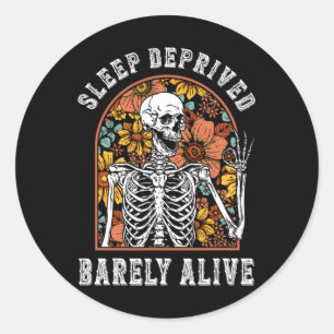 Schlaf Deprived Barely Alive Funny Skeleton Hallow Runder Aufkleber