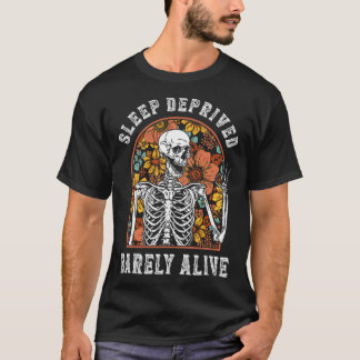 Schlaf Deprived Barely Alive Funny Skeleton Hallow T-Shirt