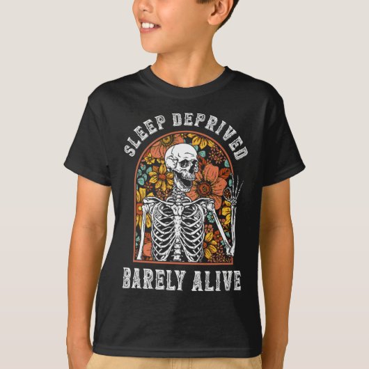 Schlaf Deprived Barely Alive Funny Skeleton Hallow T-Shirt (Vorderseite)