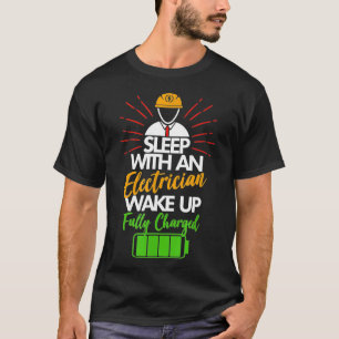 Schlaf mit einem Elektriker Geweckt voll aufgelade T-Shirt